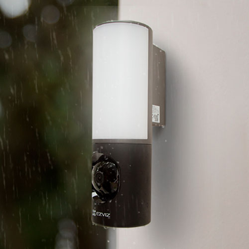 Cámara EZVIZ Lámpara Exterior 4MP con luz integrada 700 lúmenes
